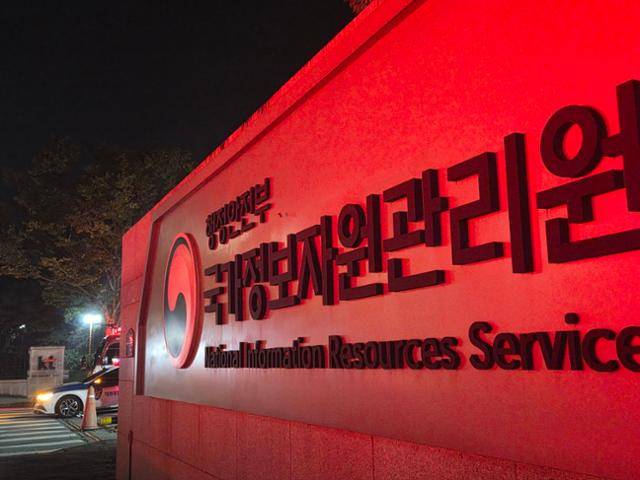 26일 대전 유성구 국가정보자원관리원에서 리튬배터리 화재가 발생해 소방과 경찰이 출동했다. /뉴스1