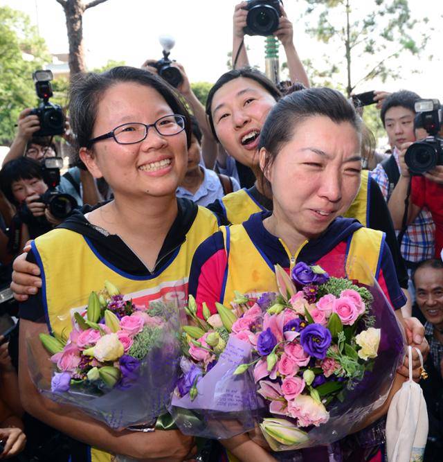 2013년 8월 26일 재능교육 오수영(왼쪽) 노조지부장 직무대행과 여민희 조합원이 서울 종로구 혜화동 성당 종탑 농성장에서 내려와 동료들로부터 환영을 받고 있다. 한국일보 자료사진