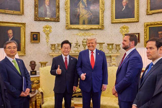 이재명 대통령과 도널드 트럼프 미국 대통령이 지난달 25일 워싱턴 백악관에서 정상회담을 마친 뒤 기념촬영을 하고 있다. 워싱턴=공동취재단