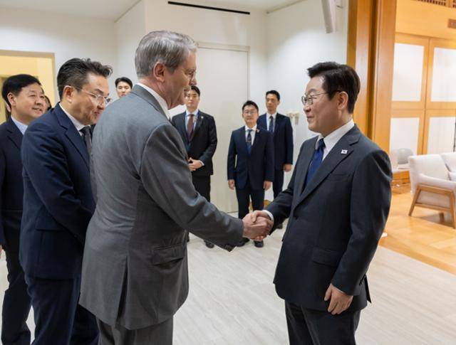 이재명 대통령이 24일 미국 뉴욕 주유엔한국대표부에서 스콧 베선트 미국 재무장관을 접견하기에 앞서 악수하고 있다. 뉴욕=공동취재단