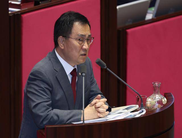 최형두 국회 과학기술정보방송통신위원회 국민의힘 간사가 26일 오후 서울 여의도 국회에서 열린 본회의에서 방송미디어통신위원회의 설치 및 운영에 관한 법률안(대안)에 대한 반대 무제한토론을 하고 있다. 뉴시스