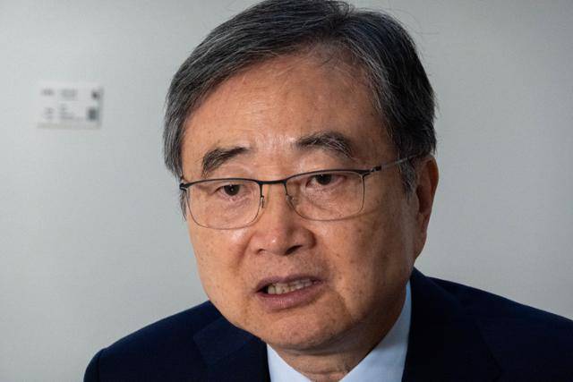 조현 외교부 장관이 26일 미국 뉴욕에서 AP통신과 인터뷰에 임하고 있다. 뉴욕=AP 연합뉴스