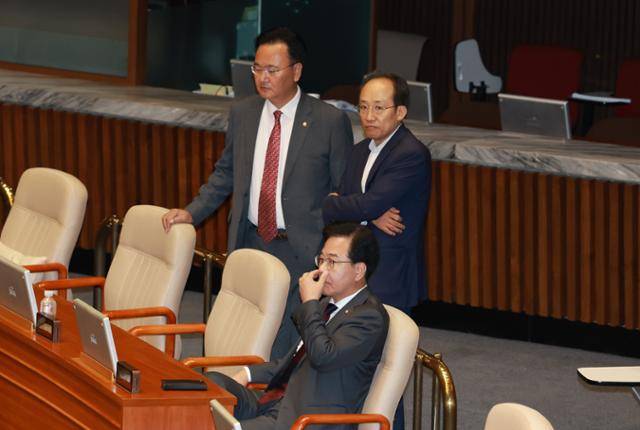 송언석 국민의힘 원내대표, 유상범 원내수석, 추경호 전 원내대표가 26일 서울 여의도 국회에서 열린 제429회 국회(정기회) 제9차 본회의에서 박수민 의원의 정부조직법 개정안 반대 필리버스터를 지켜보고 있다. 뉴시스