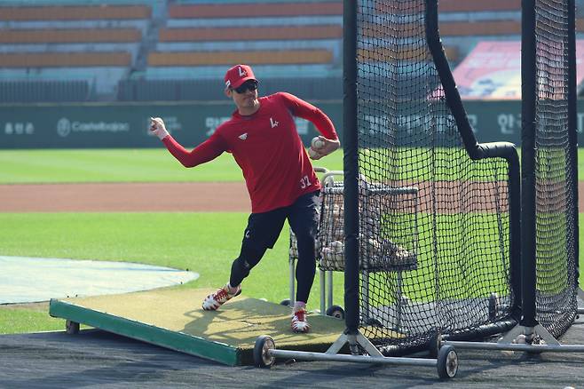 26일 인천 KT전에 앞서 사이드암스로로 배팅볼을 던져주는 오태곤의 모습. SSG 제공