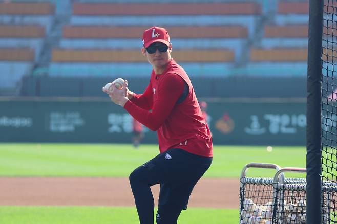 26일 인천 KT전에 앞서 배팅볼을 던지는 오태곤. SSG 제공