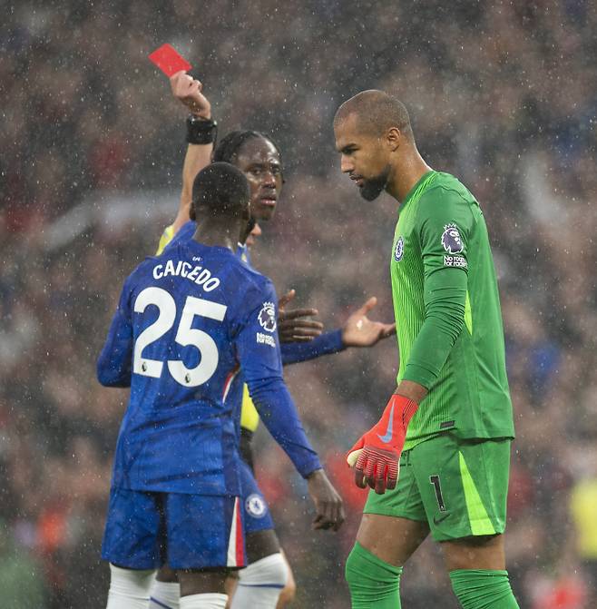 <yonhap photo-0594="">지난 21일 맨유와의 2025~26 EPL 5라운드 중 5분 만에 거친 태클을 범해 퇴장당하는 첼시 골키퍼 산체스(오른쪽). EPA=연합뉴스</yonhap>