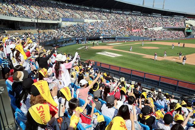 18일 오후 잠실야구장에서 열린 2025 프로야구 KT와 LG 경기. 야구팬들이 관중석을 가득 메우고있다. 잠실=정시종 기자 capa@edaily.co.kr /2025.05.18.