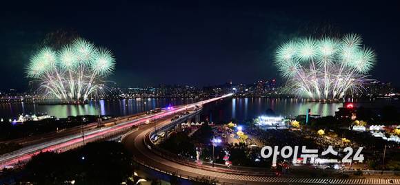 27일 저녁 서울 여의도 한강공원 일대에서 열린 '한화와 함께하는 서울세계불꽃축제 2025'에서 이탈리아팀의 불꽃 연출이 밤 하늘을 수 놓고 있다. [사진=정소희 기자]