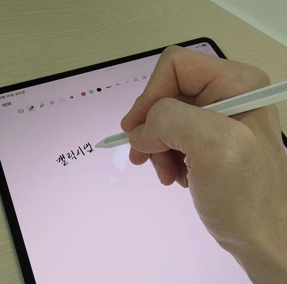갤럭시탭 S11 시리즈의 S펜은 펜촉이 원뿔형으로 바뀌면서 다양한 기울기 각도에서도 자연스럽게 필기가 가능하다. 이가람 기자