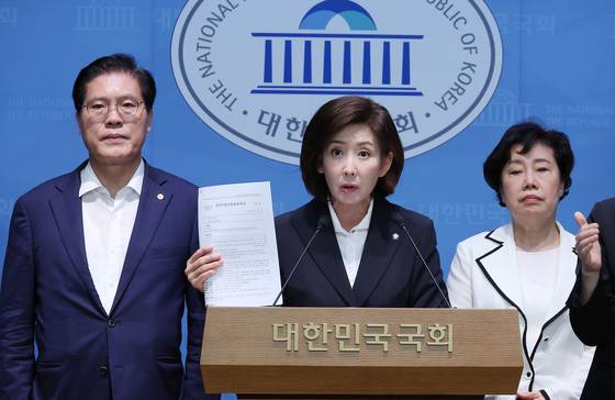 나경원 의원 등 국민의힘 국회 법제사법위원회 소속 위원들이 19일 오전 국회 소통관에서 기자회견을 하고 있다. 임현동 기자