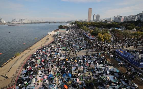 2024 서울세계불꽃축제를 보기 위해 서울 여의도한강공원에 모인 시민들. 뉴스1