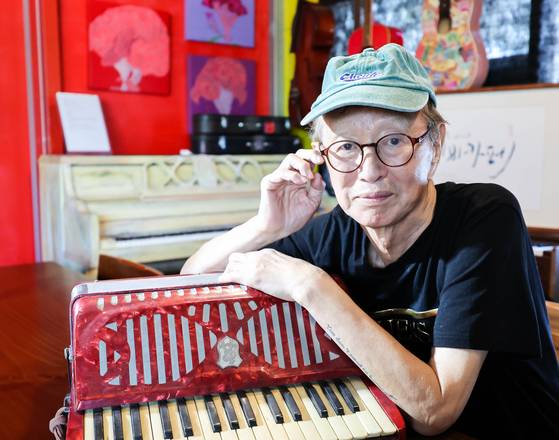 개그계 대부 전유성. 지난해 그가 운영하는 전북 남원시 인월면 '카페 제비'에서 인터뷰 때 모습이다. [중앙포토]