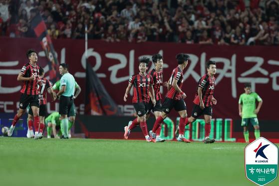 전북 현대와의 홈경기에서 상대 자책골로 동점을 만들어낸 직후 기쁨을 나누는 FC서울 선수들. 사진 프로축구연맹