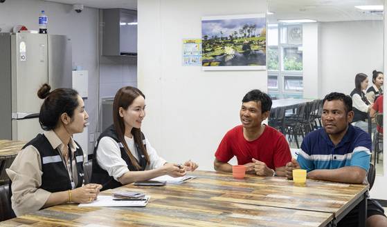 외국인 근로자들이 전용 기숙사에서 통역관들과 대화하고 있다. 최기웅 기자