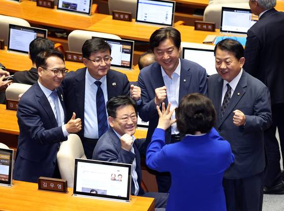 정부조직법 수정안이 26일 여당 주도로 통과됐다. 여당 의원들이 필리버스터 종결동의 건에 대해 무기명 투표를 마친 뒤 기념촬영을 하고 있다. [뉴시스]