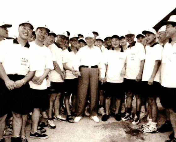 1983년 여름 하계수련회에 참석한 정주영 회장. 정 회장은 이런 행사에서 직원들과 노래하거나 씨름 등을 하며 어울리는 분위기를 즐겼다. [사진 김명호 교수의 ‘건설자 정주영’]