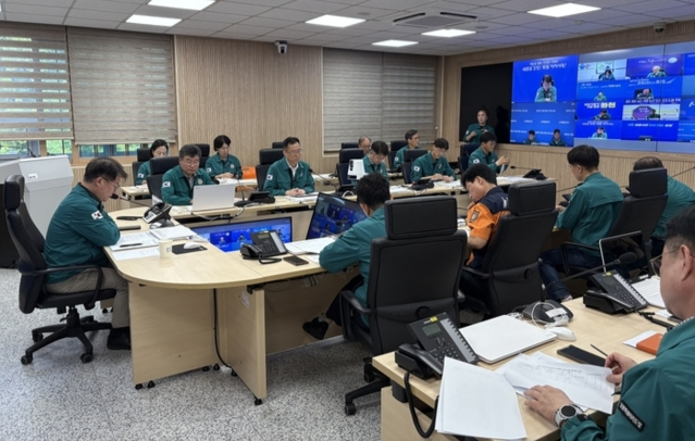 ▲ 강원도는 27일 오후 5시 여중협 행정부지사 주관으로 전 실국장 및 18개 시군 부단체장을 소집해 재난안전대책본부 회의를 개최하고, 국가정보자원관리원 화재에 따른 대응 방안 및 도민 불편 최소화 방안 등을 논의했다. 강원도 제공