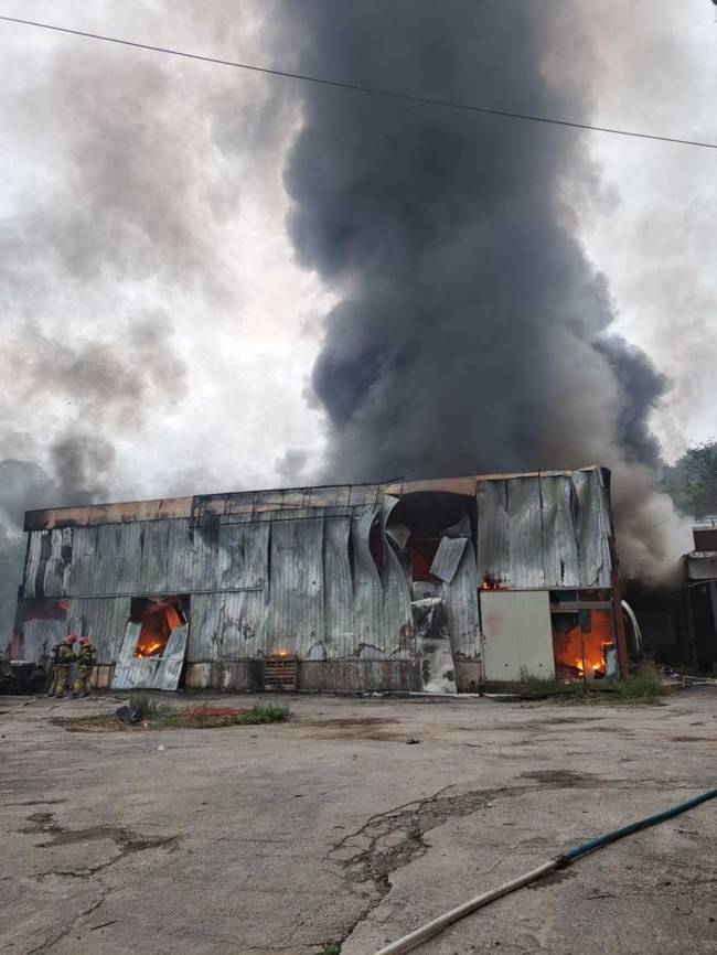 ▲ 27일 오전 6시 26분쯤 원주시 흥업면의 한 조립식 샌드위치 패널 건물에서 불이 나 소방당국이 진화했다. 강원소방본부 제공