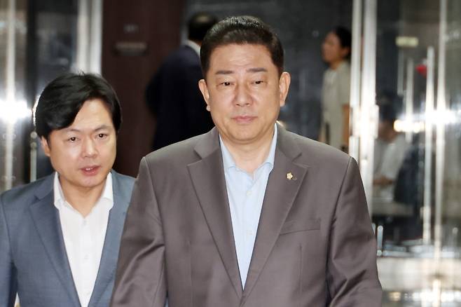 ▲ 더블어민주당 김병기 원내대표 27일 서울 여의도 국회에서 열린의원 총회에 참석하고 있다 [연합뉴스]