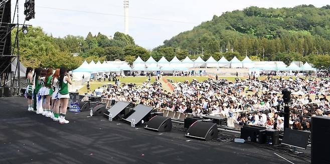 27일 서울 마포구 난지한강공원에서 열린 'ATA 페스티벌'에서 걸그룹 세이마이네임이 공연하고 있다./사진=변성현 기자