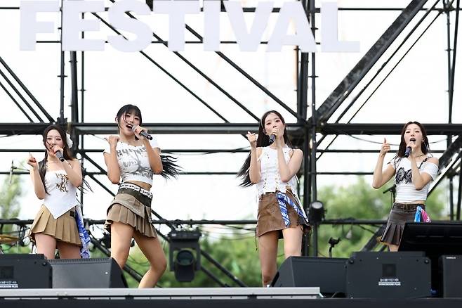 27일 서울 마포구 난지한강공원에서 열린 'ATA 페스티벌'에서 걸그룹 하이키가 공연하고 있다./사진=변성현 기자
