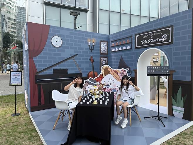 2025 청춘, 커피페스티벌에 마련된 포토부스에서 사진을 촬영하고 있는 참가자들./사진=김유진