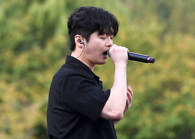 한경미디어그룹이 주최하고 한경닷컴, 한경텐아시아가 주관하는 'ATA 페스티벌 2025'이 27일 서울 상암동 한강난지공원 젊음의광장에서 열렸다. 'ATA 페스티벌 2025'에 출연한 가수 황가람이 공연을 펼치고 있다. / 사진=변성현 기자