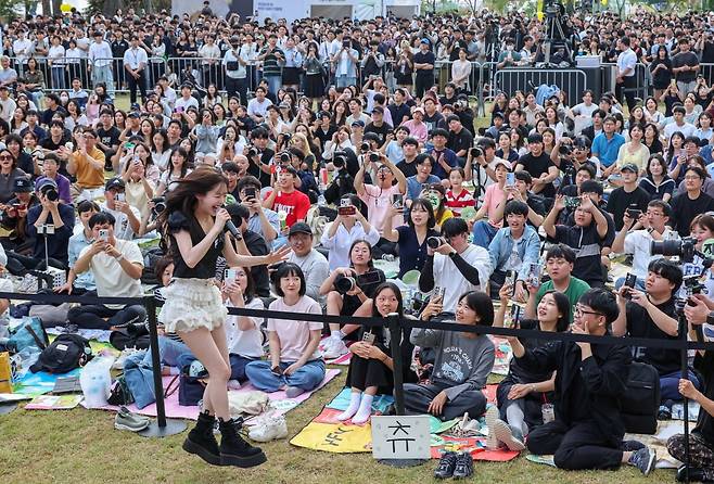 가수 츄가 27일 서울 잠실 롯데월드타워 일대에서 열린 국내 최대 커피문화 축제 '2025 청춘 커피 페스티벌'에서 공연을 펼치고 있다.한국경제신문과 송파구가 주최한 이번 행사는 '오늘도, 기분 좋은 중독'를 주제로 일상에서 나를 행복하게 하는 긍정적인 중독의 순간을 함께 나누자는 메시지를 담았다./2025.9.27 임형택기자