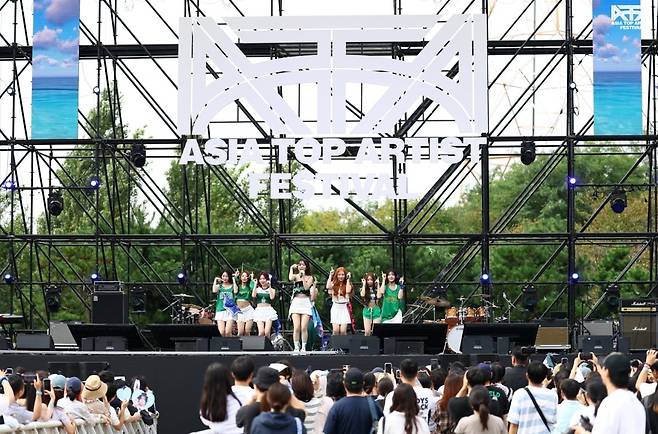한경미디어그룹이 주최하고 한경닷컴, 한경텐아시아가 주관하는 'ATA 페스티벌 2025'이 27일 서울 상암동 한강난지공원 젊음의광장에서 열렸다. 'ATA 페스티벌 2025'에 출연한 걸그룹 세이마이네임이 공연을 펼치고 있다. / 사진=변성현 기자