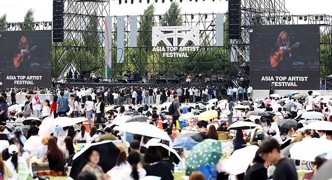 한경미디어그룹이 주최하고 한경닷컴, 한경텐아시아가 주관하는 'ATA 페스티벌 2025'이 27일 서울 상암동 한강난지공원 젊음의광장에서 열렸다. 'ATA 페스티벌 2025'에 출연한 가수 경서가 공연을 펼치고 있다. / 사진=변성현 기자