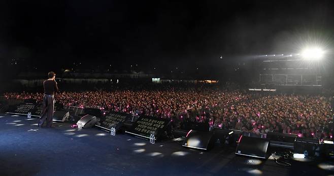 한경미디어그룹이 주최하고 한경닷컴, 한경텐아시아가 주관하는 'ATA 페스티벌 2025'이 27일 서울 상암동 한강난지공원 젊음의광장에서 열렸다. 'ATA 페스티벌 2025'에 출연한 가수 김준수가 공연을 펼치고 있다. / 사진=변성현 기자