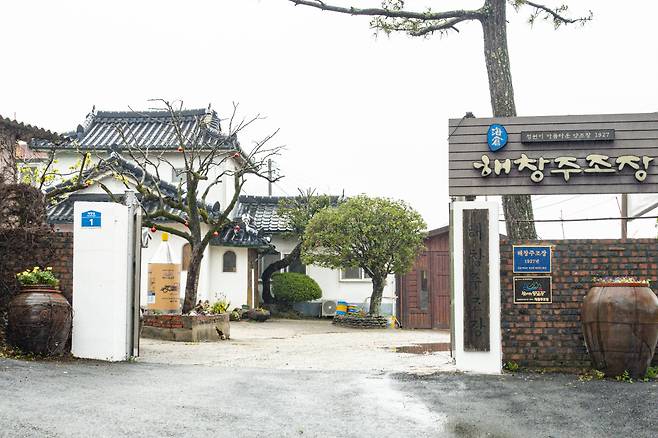 1927년 지어진 적산가옥에서 막걸리가 익어가는 해창주조는 정원 또한 멋스럽다.