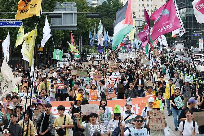 ‘9.27 기후정의행진’ 참가자들이 27일 온실가스 감축 등을 요구하며 서울 종로구 광화문 동십자각에서 종각역과 시청광장 등을 거쳐 돌아오는 행진을 하고 있다. 한수빈 기자