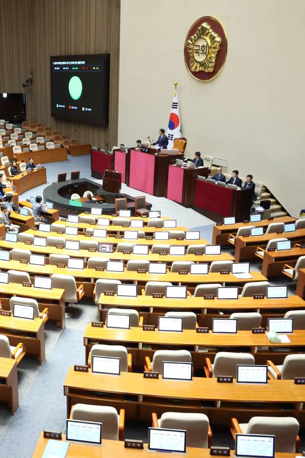 27일 서울 여의도 국회에서 열린 본회의에서 방송미디어통신위원회의 설치 및 운영에 관한 법률안이 통과되고 있다. 연합뉴스