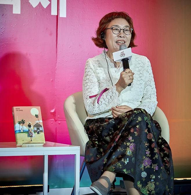 Lee Geum-yi speaks during a session at the Seoul International Writers' Festival on Saturday. (LTI Korea)