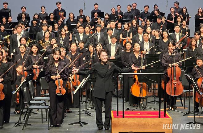 27일 대전예술의전당에서 열린 2025 장한나의 대전그랜드페스티벌 클로징 무대에서 장한나의 지휘하에 남녀노소를 불문한 시민 연주자들이 연주를 마치고 관객들의 환호에 답하고 있다. 사진=명정삼 기자