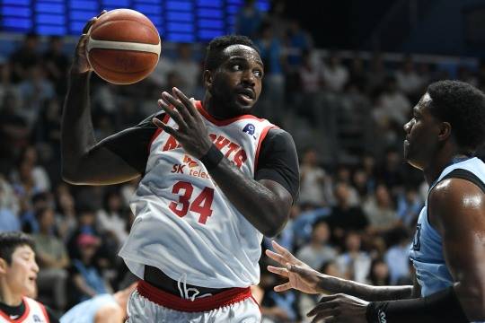 리바운드 잡는 SK의 워니. 사진[연합뉴스]