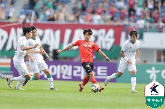 강원 김대원(오른쪽에서 두 번째)이 대전과 경기에서 드리블하고 있다. 사진[연합뉴스]