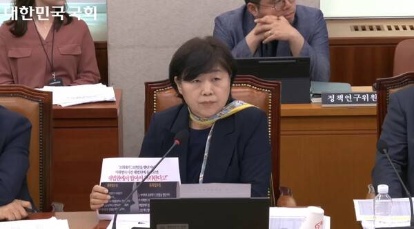 ▲서영교 더불어민주당 의원이 지난 5월14일 국회 법제사법위원회 전체회의에서 이른바 4인회동설 녹취제보 육성을 재생하고 있다. 사진=국회 영상회의록 갈무리