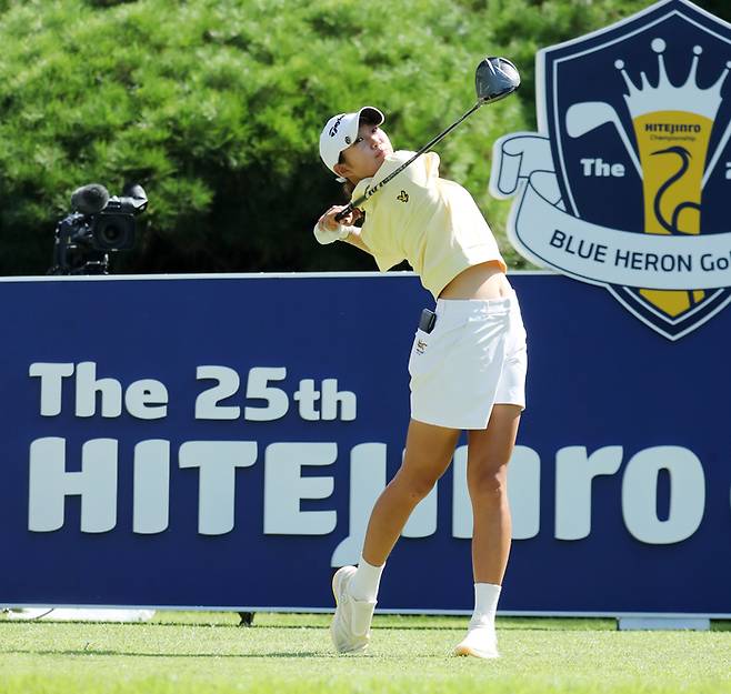 메이저 하이트진로 챔피언십에서 아마추어 돌풍을 일으키고 있는 2012년생 특급 기대주 김서아가 티샷한 뒤 공을 바라보고 있다. 윤현준 골프전문 사진기자