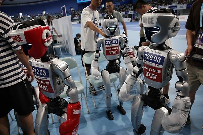 지난달 중국 베이징에서 열린 휴머노이드 경진대회에 출품된 로봇들 [사진 출처 = EPA 연합뉴스]