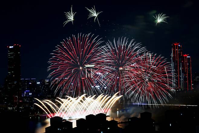 27일 오후 서울 여의도 한강공원 일대에서 열린 ‘2025 서울세계불꽃축제’에서 화려한 불꽃이 밤하늘을 수놓고 있다. 2025.9.27 [뉴스1]