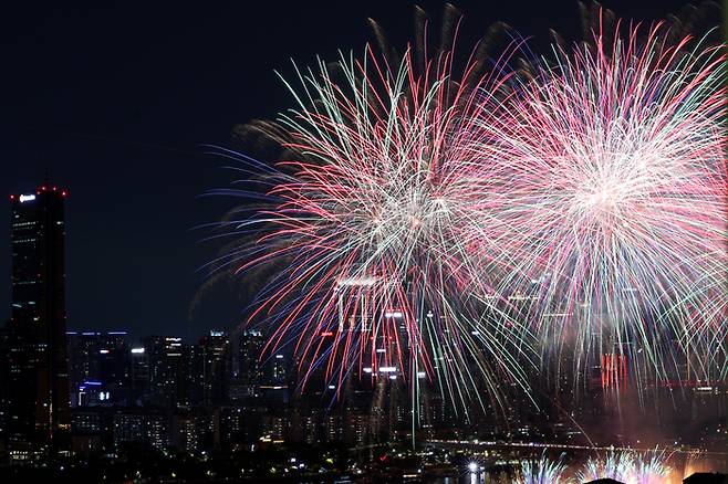 27일 오후 서울 여의도 한강공원 일대에서 열린 ‘2025 서울세계불꽃축제’에서 화려한 불꽃이 밤하늘을 수놓고 있다. 2025.9.27 [뉴스1]