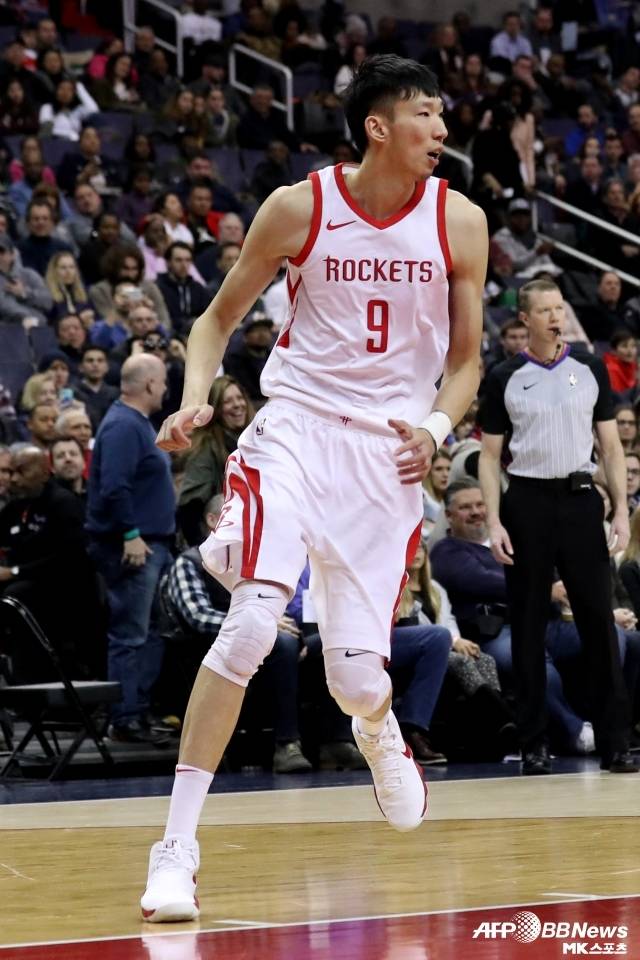 저우치는 신장과 결별하는 과정에서 논란이 있었고 이로 인해 계약 관련 세부 내용이 공개됐다. 저우치는 무려 2000만 위안의 계약을 맺었고 기타 수입까지 포함하면 이젠롄 다음 수준의 대우를 받았다. 저우치는 현실 가능성이 떨어지는 NBA 도전보다 자신이 왕이 되며 좋은 대우를 받을 수 있는 중국을 선택했다. 사진=AFPBBNews=News1