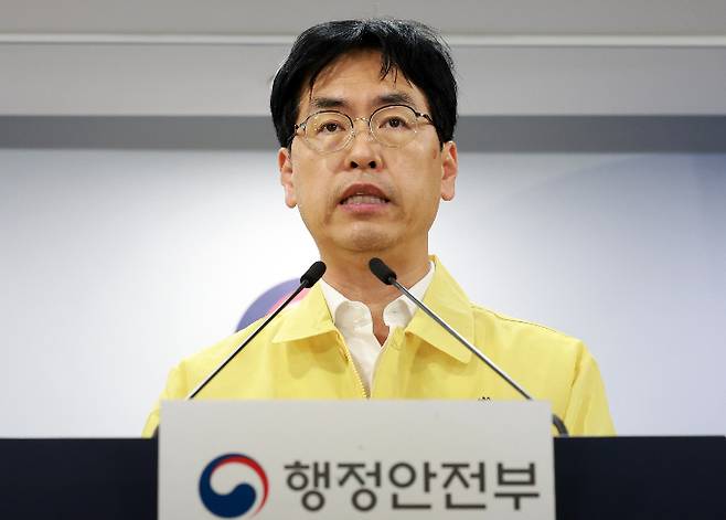 김민재 행정안전부 차관이 지난 26일 대전 유성구 국가정보자원관리원에서 발생한 화재를 두고 27일 향후 대응 방향을 밝히고 사과했다. 사진은 이날 오전 정부서울청사에서 관련 브리핑하는 김 차관. /사진=뉴시스