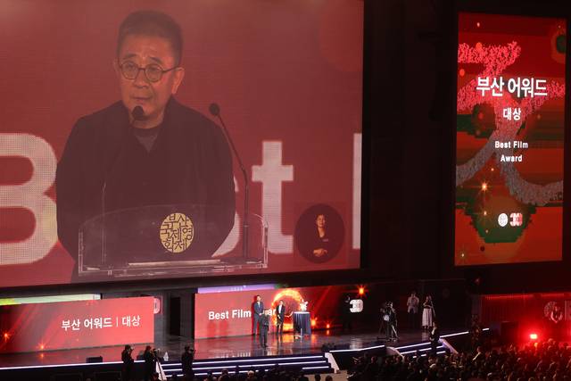 영화 ‘루오무의 황혼’의 장률 감독이 26일 부산 해운대구 우동 영화의전당에서 열린 제30회 부산국제영화제 폐막식에서 대상을 수상한뒤 소감을 말하고 있다. 연합뉴스