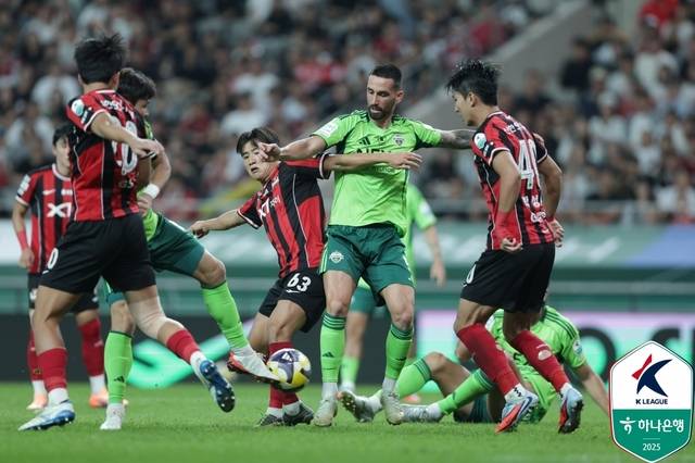 전북 현대와 FC 서울 선수들이 27일 서울월드컵경기장에서 열린 하나은행 K리그1 2025 31라운드에서 치열하게 공을 다투고 있다. 한국프로축구연맹 제공