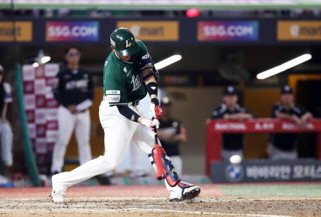 SSG 랜더스 조형우. 얼마나 앞에 나와서 타격을 했는지 확인할 수 있다./SSG 랜더스