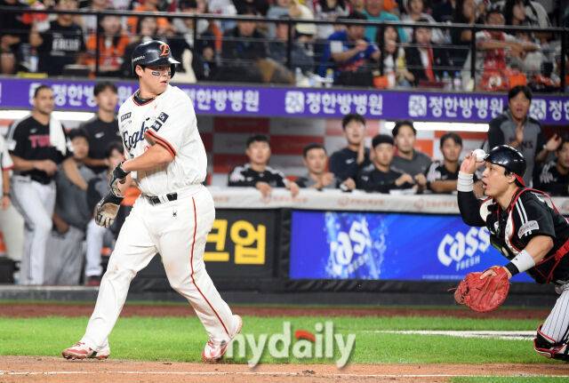 빈 글러브 태그를 한 LG 박동원이 당황하며 홈으로 송구하고 있다 / 대전 = 유진형 기자 zolong@mydaily.co.kr