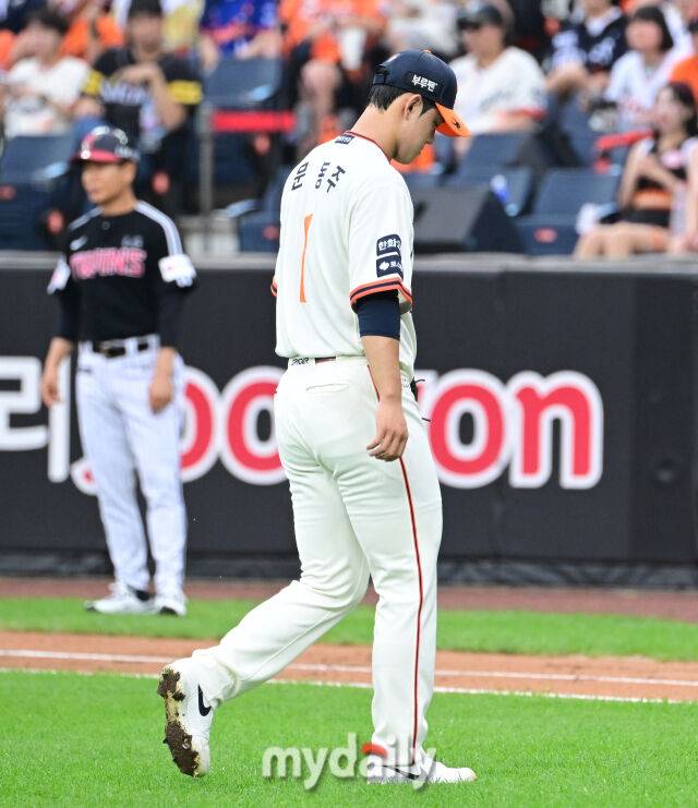 2025년 9월 27일 오후 대전 한화생명 볼파크에서 열린 '2025 신한 SOL뱅크 KBO 리그' LG 트윈스와 한화 이글스의 경기. 한화 선발투수 문동주가 1회초 2사 1.2루서 강판되고 있다./대전 = 유진형 기자